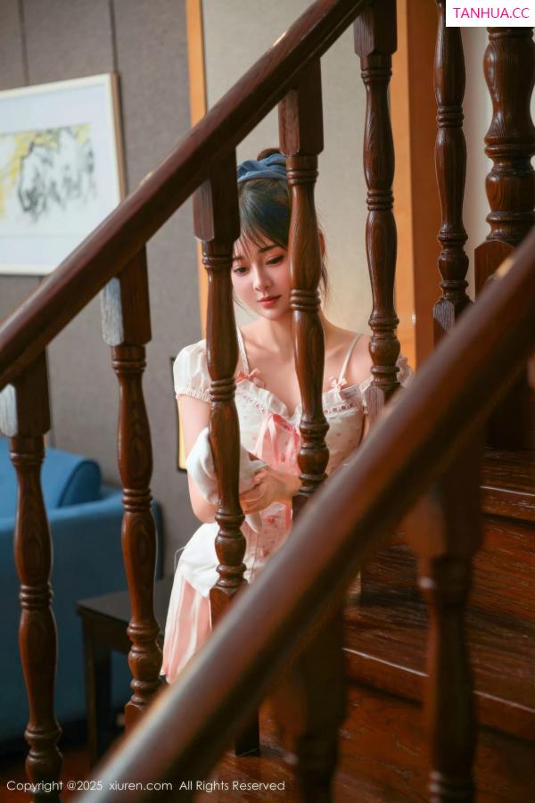   [XiuRen]高清写真图 2025.09.05 No.10730 炎恬kitty 粉色连衣短裙第8张图片